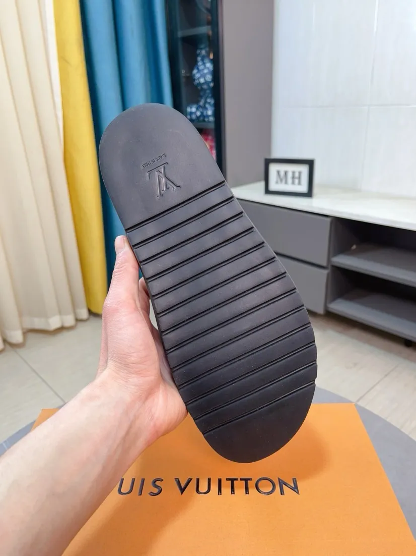 Men's shoes 💰360🌹🌹 (lv-Louis Vuitton) new men's sandals, high-end boutique, exquisite embossed logo decoration on the upper, fine workmanship, super soft soles, casual, loose and comfortable, a must-have in summer! \nsize：38-44